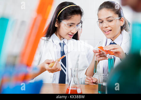 Indische Schule jugendliche Studenten chemische Flüssigkeit Forschung Wissenschaft Labor Bildung Stockfoto
