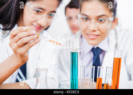 2 indische Schule Mädchen Studenten Forschung chemische Flüssigkeiten Science Lab Stockfoto