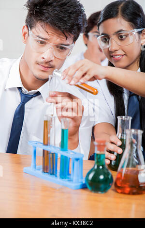Indische Schule Chemie Labor Forschung Studenten gemeinsam in der Klasse Stockfoto