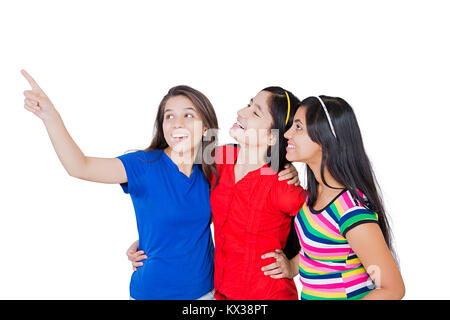 3 indischen Jungen jugendlichen Mädchen Freunde Finger, der Spaß angezeigt Stockfoto