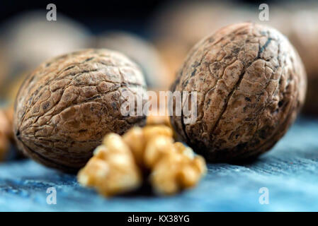 Nüsse und Kerne auf hölzernen Hintergrund Stockfoto