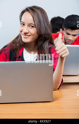 1 Indisches Mädchen Student Laptop Bildung Übersicht Thumbsup Klasse Studie Stockfoto