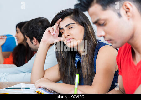 1 indischen Hochschule jugendlicher Mädchen Schüler sorglos schlafen In Klasse Stockfoto