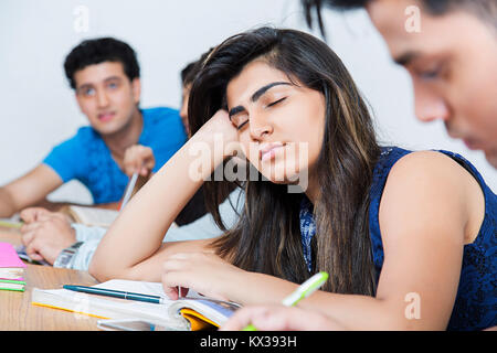 1 indischen Hochschule Teenager Junge Student sorglos schlafen In Klasse Stockfoto