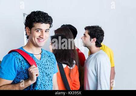 1 indischen Hochschule junge Student lächelnd Universität bestanden erklärt Stockfoto