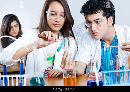 Indische Studenten Wissenschaftler s Chemie Labor chemischen Untersuchungen über Lösungen Stockfoto