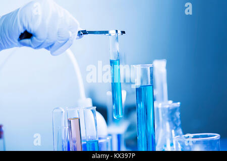 Indische Wissenschaftler chemische Reagenzglas Forschungen in Lab wissenschaftliche Ausrüstung Stockfoto