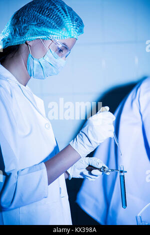 1 indische Wissenschaft Student chemischen Test Tube Forschung Chemie Labor Stockfoto