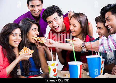 Gruppe indischer Junge Freunde essen Pizza Girl Cafeteria gerne Spaß Stockfoto