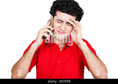 1 indischen Jungen Mann Kopfschmerzen Gespräch am Handy frustriert Stockfoto