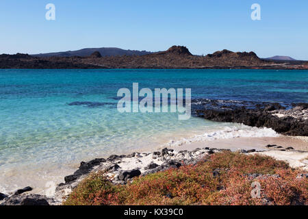 Die Insel Santiago aus chinesischen Hat Insel gesehen, Galapagos Inseln Ecuador Südamerika Stockfoto