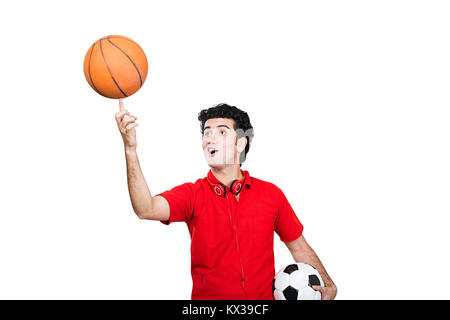 Indische Teenager Boy versucht, Balance ein Basketball an seinem Finger