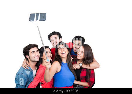 Indische Gruppe junge Freunde unter Selfie Telefon Stick Spaß Fröhliche Stockfoto