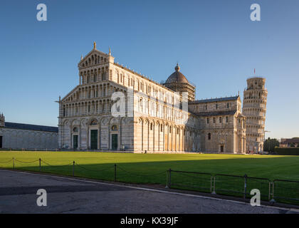 Pisa, Piazza dei Miracoli (Platz der Wunder) mit der Kathedrale und den Schiefen Turm, UNESCO-Weltkulturerbe, Italien. Stockfoto