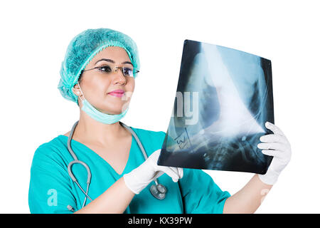 Indische Chirurgen Ärztin die Diagnose prüfen X-ray-Bericht Stockfoto