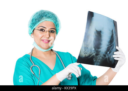 Indischen medizinischen Chirurg Dame Arzt prüfen X-ray-Bericht Stockfoto