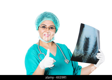 Indische Chirurgen Dame Arzt diagnostische Überprüfung X-ray Bericht Thumbsup Stockfoto