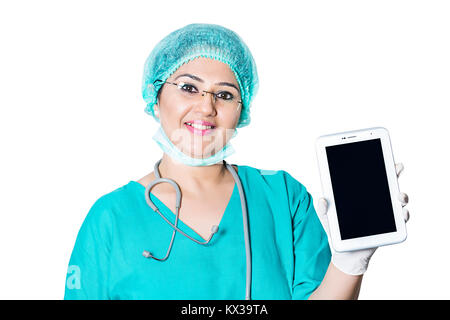 Indischen medizinischen Chirurg Frau Doktor mit digitalen Tablet-PC Stockfoto