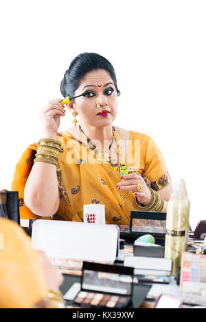 Indische Marathi Frau Anziehen, die Wimpern Beauty Makeup Stockfoto