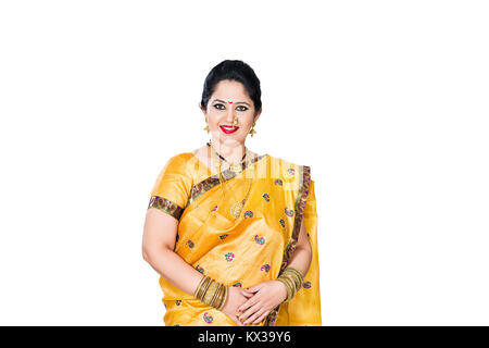 Indische Marathi Frau Hausfrau lächelnd stehen Studio shot Stockfoto