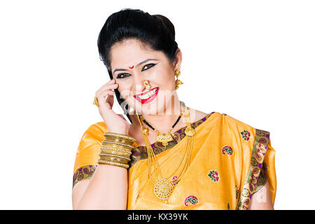 Gerne traditionelles indisches Marathi Lady Hausfrau sprechen Tel. Stockfoto