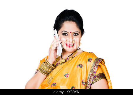 Indische Marathi Frau Hausfrau Reden Handy Lächeln Stockfoto
