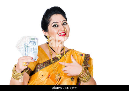 Indische Marathi Frau Hausfrau zeigen Indischer Banknoten Schuldzuweisungen Stockfoto
