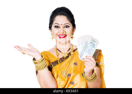 Indische Marathi Frau, Rupien Noten Geld sparen Stockfoto