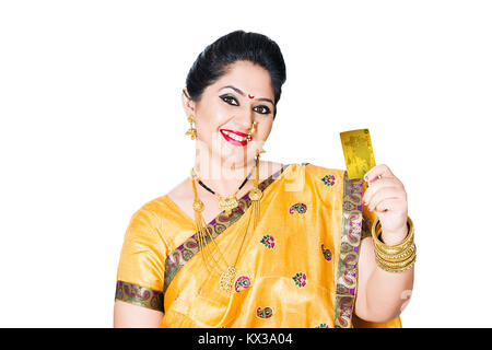 Indische Marathi Frau Diwali Einkaufen mit Kreditkarte Stockfoto