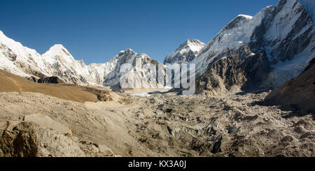 Oben auf dem Gletscher durch das Tal in der Nähe des Everest Base Camp, Nepal ausführen Stockfoto