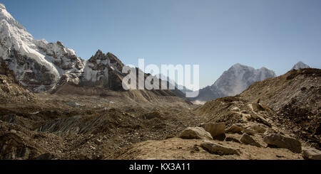 Oben auf dem Gletscher durch das Tal in der Nähe des Everest Base Camp, Nepal ausführen Stockfoto