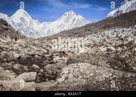 Oben auf dem Gletscher durch das Tal in der Nähe des Everest Base Camp, Nepal ausführen Stockfoto