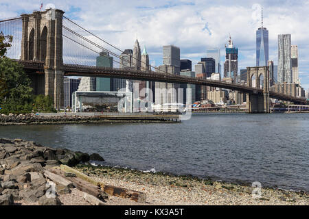 Skyline von Lower Manhattan und Brooklyn Bridge an einem sonnigen Tag aus Brooklyn Bridge Park in New York City gesehen. Stockfoto