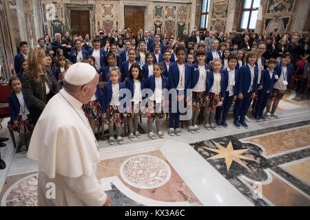 Papst Franziskus empfängt im Publikum der Kleine Chor bin ariele Ventre Der antoniano von Bologna, anlässlich des 60. Jahrestages der Zecchino d'Oro, in der Sala Clementina im Apostolischen Palast im Vatikan: Papst Franziskus Wo: Rom, Italien Wann: 07 Dec 2017 Credit: IPA/WENN.com ** Nur für die Veröffentlichung in Großbritannien, den USA, Deutschland, Österreich ** verfügbar Stockfoto