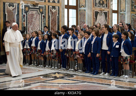 Papst Franziskus empfängt im Publikum der Kleine Chor bin ariele Ventre Der antoniano von Bologna, anlässlich des 60. Jahrestages der Zecchino d'Oro, in der Sala Clementina im Apostolischen Palast im Vatikan: Papst Franziskus Wo: Rom, Italien Wann: 07 Dec 2017 Credit: IPA/WENN.com ** Nur für die Veröffentlichung in Großbritannien, den USA, Deutschland, Österreich ** verfügbar Stockfoto