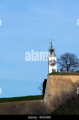 Die alte Uhr auf der Festung, einen betrunkenen Ziffernblatt, weil die kleinen Hand zeigt die Minuten und die große Uhr Stunden angezeigt. Zur Erleichterung für Se Stockfoto