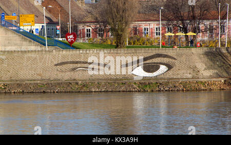 Winking vom Ufer aus. Gezeichnet Augen auf der Donau Kai Stockfoto