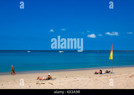 Februar 16, 2016 Nai Yang Phuket Thailand Touristen Sonnenbaden am Strand von Nai Yang Stockfoto