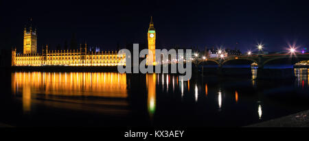 Londoner Stadtbild mit beleuchteten Palast von Westminster, das Elizabeth Tower aka Big Ben und der Westminster Bridge über die Themse in der Nacht Stockfoto