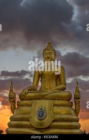 Februar 19, 2016 Wat Chalong Phuket Thailand Gold Buddha auf der Website des Big Buddha von Phuket bei Sonnenuntergang Stockfoto
