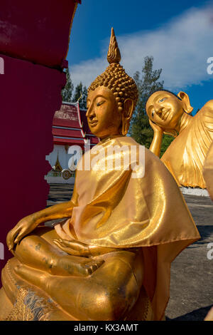 Februar 16, 2016 Thalang Phuket Thailand grosse, goldene Liegenden Buddha im Wat Sri Sunthon Stockfoto