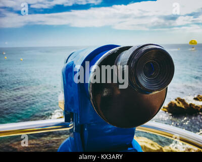 Spyglass Teleskop mit Blick auf das Meer in Katalonien Spanien an der Küste der Costa Brava in der Stadt Lloret de Mar. Stockfoto