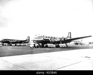 Die Douglas DC-4 Skymaster ist ein viermotoriges Propellerflugzeug, das von der Douglas Aircraft Company in den 1940er Jahren entwickelt wurde und sowohl für den militärischen als auch für den zivilen Luftverkehr weit verbreitet ist. Stockfoto