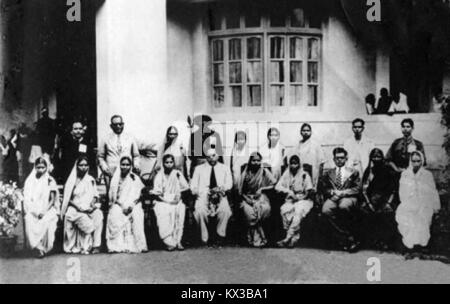 Dr. Babasaheb Ambedkar, ein prominenter Sozialreformer, ist auf einem historischen Gruppenfoto mit weiblichen Aktivistinnen der Ambedkaritenbewegung zu sehen, auf dem ihre Beteiligung an sozialer Gerechtigkeit und dem Kampf für Gleichheit hervorgehoben wird. Stockfoto