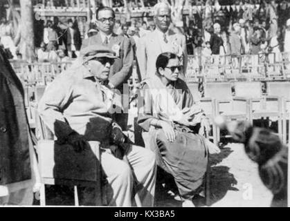 Dieses Bild zeigt Dr. Babasaheb Ambedkar, einen prominenten Sozialreformer und Architekten der indischen Verfassung, bei einer Zeremonie im Milind College, begleitet von seiner Frau Maisaheb und den Kollegen Chitnis und Warale. Stockfoto