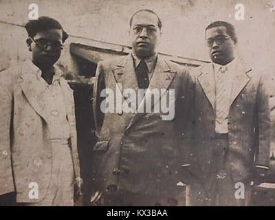 Dieses Foto zeigt Dr. Babasaheb Ambedkar, einen prominenten Führer der indischen Geschichte, mit seinem Sohn Yashwant und seinem Neffen Mukund. Ambedkar war eine Schlüsselrolle bei der Verteidigung der Rechte marginalisierter Gemeinschaften in Indien. Stockfoto