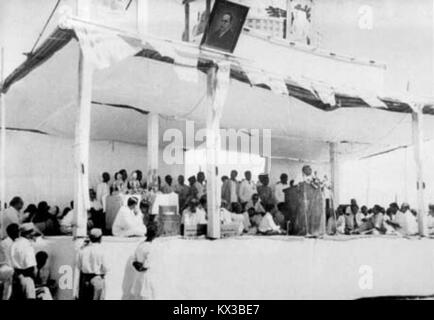 Dr. Babasaheb Ambedkar Adressierung seine Anhänger während 'Dhamma Deeksha' an Deekshabhoomi, Nagpur, 14. Oktober 1956 Stockfoto