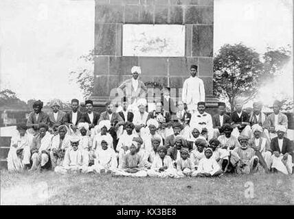 Dr. Babasaheb Ambedkar und seine Anhänger in der 'Vijaystambha', Bhima-Koregaon, Tal. Haveli, Pune (Maharashtra) Gruß zu den mahar's Regiment Soldaten, die die Schlacht gewonnen brave Stockfoto