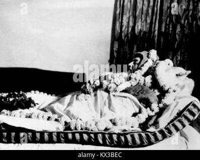 Dieses historische Bild zeigt Dr. Babasaheb Ambedkar, den prominenten indischen Sozialreformer, kurz vor seinem Tod in seiner Residenz in Neu-Delhi am 6. Dezember 1956. Stockfoto