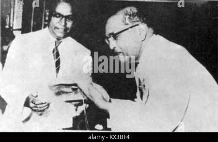 Dr. Babasaheb Ambedkar, ein prominenter Sozialführer, wurde von Dr. R. D. Bhandare bei einer öffentlichen Versammlung in Bombay eine Handtasche als Geste des Respekts präsentiert. Stockfoto